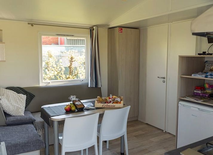 Moderne badkamer in Vakantiehuisje in Hengstdijk, Zeeuws-Vlaanderen, Zeeland met douche en wastafel voor comfortabel verblijf.