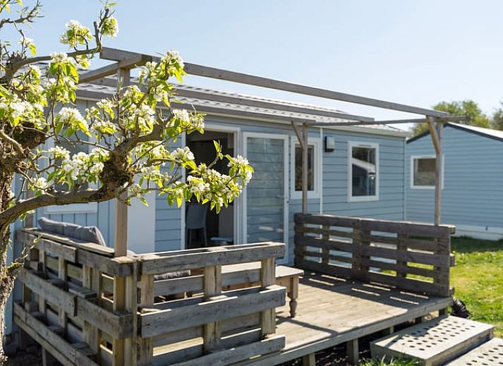 Gezellige slaapkamer in Vakantiehuisje in Hengstdijk, Zeeuws-Vlaanderen, met comfortabel bed en rustgevend uitzicht op de natuur.