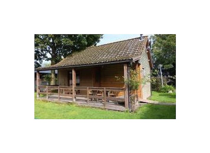 Luchtfoto van Receatieboerderij de Zeemeeuw in Ossenisse, Zeeuws-Vlaanderen, met weids uitzicht over het landschap van Zeeland.