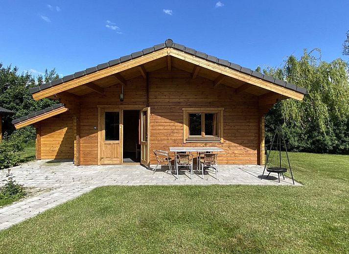 VZ850 Ferienchalet Ossenisse in Zeeuws-Vlaanderen, umgeben von viel Gruen und einer sonnigen Terrasse.