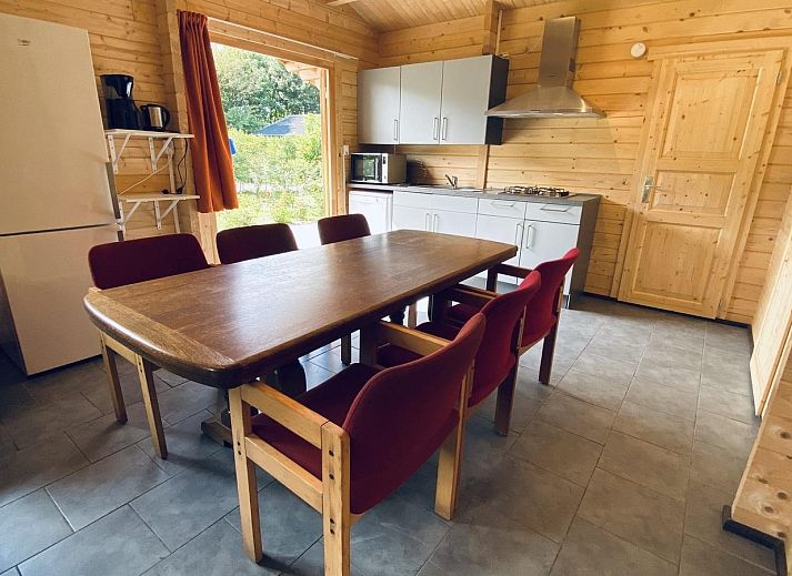 Holzferienhaus VZ850 in Ossenisse, Zeeland mit Terrasse und Garten.