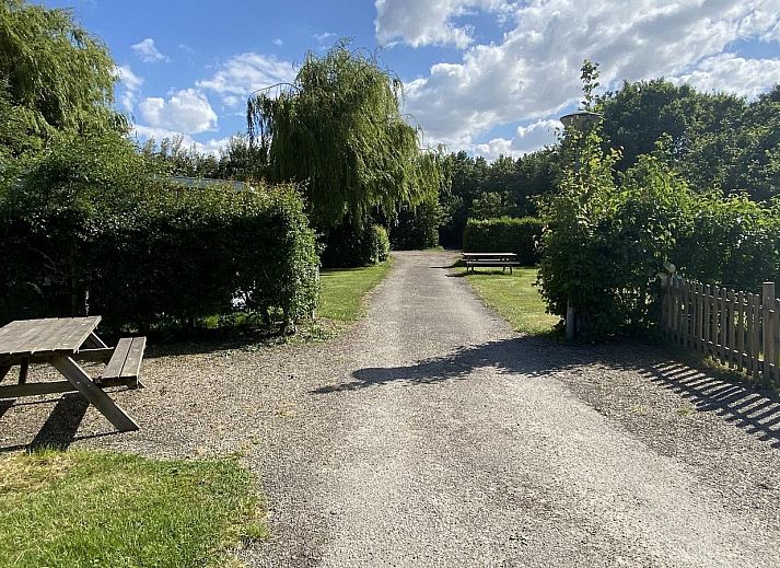 Geraeumiger Garten mit Liegestuehlen im Ferienhaus VZ850 in Ossenisse, Zeeland.
