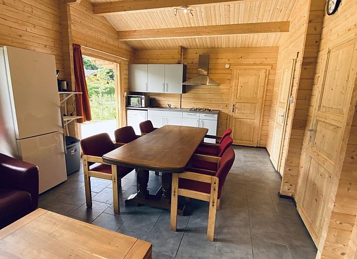 Cozy wooden vacation home VZ455 in Ossenisse, surrounded by green nature.