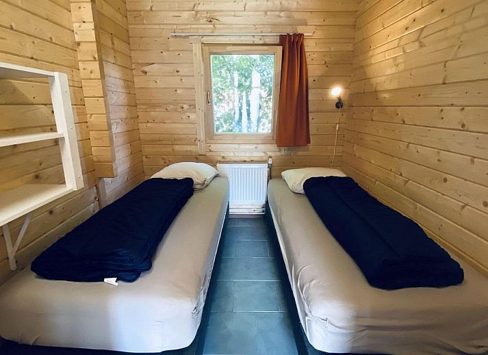 Spacious lawn at VZ455 Holiday Chalet Ossenisse, ideal for relaxation in Zeeland.