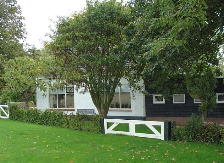 Ferienhaus in Oostburg mit charmanter Fassade und gruenem Garten, gelegen im malerischen Zeeuws-Vlaanderen, Zeeland.