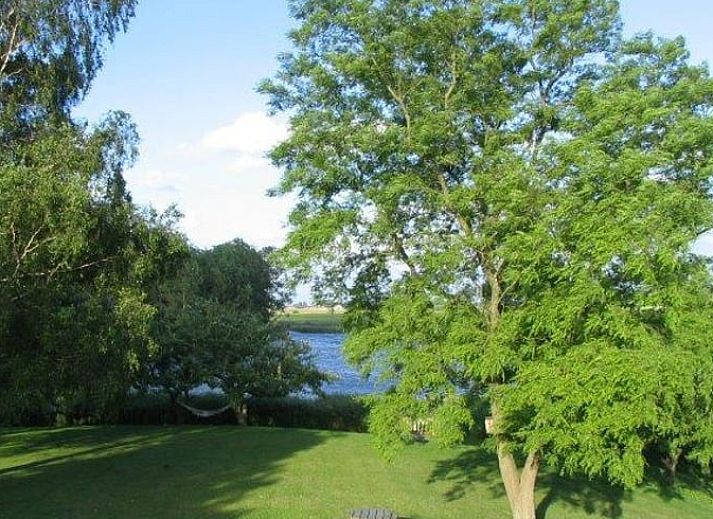 Ferienhaus in Oostburg mit charmanter Fassade und gruenem Garten, gelegen im malerischen Zeeuws-Vlaanderen, Zeeland.