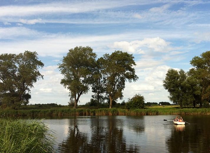 Ferienhaus in Oostburg mit charmanter Fassade und gruenem Garten, gelegen im malerischen Zeeuws-Vlaanderen, Zeeland.