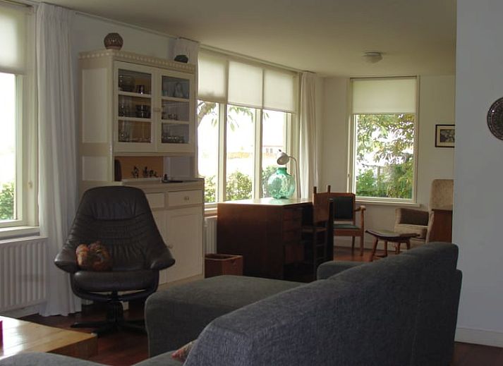 Rustikale Ferienunterkunft in Oostburg, umgeben von ueppigen Baeumen und heiterem Gruen in Zeeland.