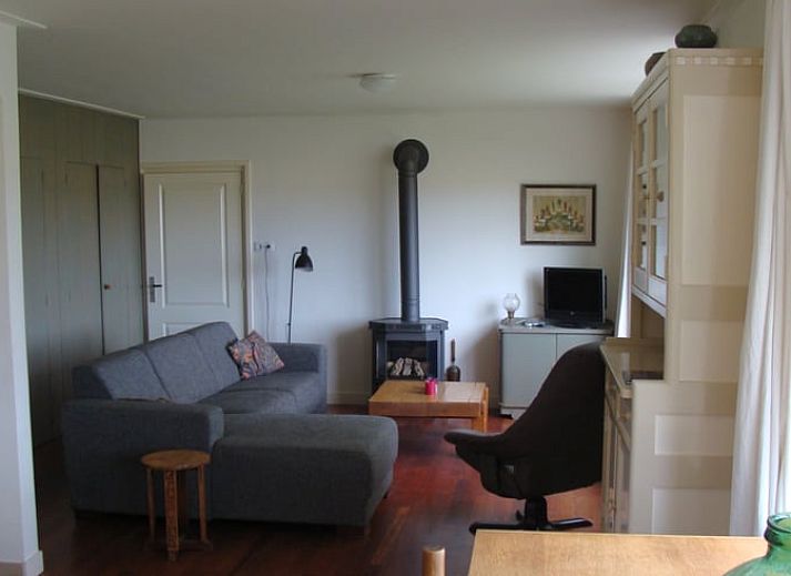 Rustikale Ferienunterkunft in Oostburg, umgeben von ueppigen Baeumen und heiterem Gruen in Zeeland.