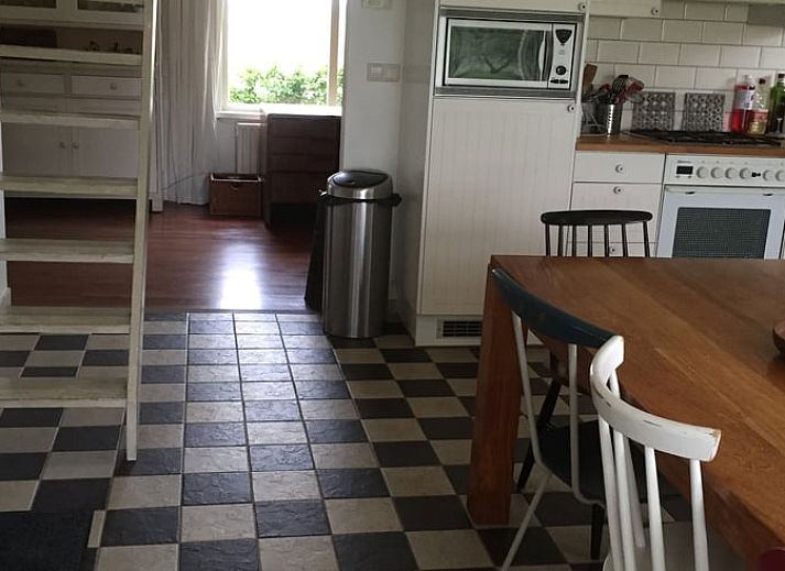 Rustikale Ferienunterkunft in Oostburg, umgeben von ueppigen Baeumen und heiterem Gruen in Zeeland.