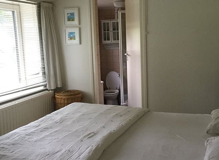 Rustikale Ferienunterkunft in Oostburg, umgeben von ueppigen Baeumen und heiterem Gruen in Zeeland.