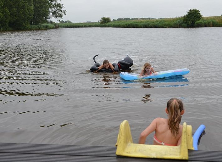 Blick auf die gruene Umgebung und den Fluss im Ferienhaus in Oostburg, ideal fuer Naturliebhaber in Zeeland.