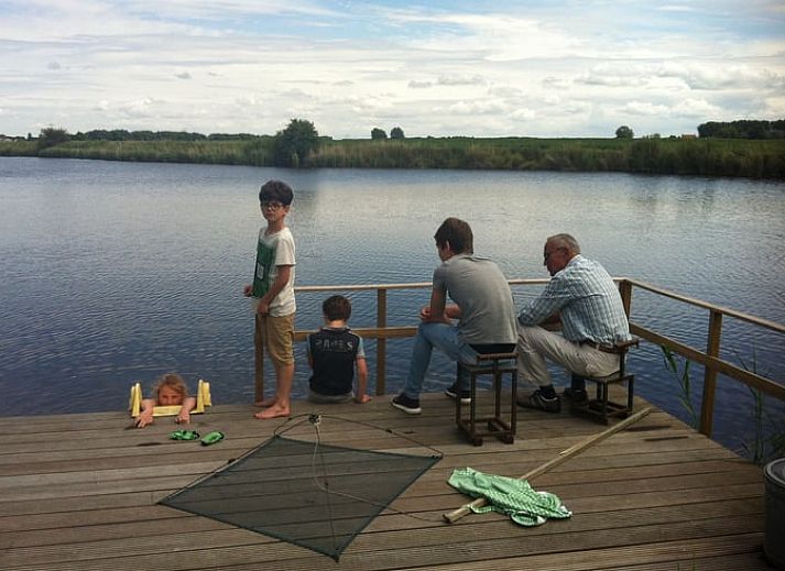Blick auf die gruene Umgebung und den Fluss im Ferienhaus in Oostburg, ideal fuer Naturliebhaber in Zeeland.