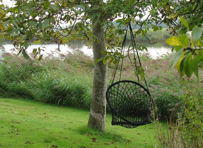 Ruhiger Fluss und natuerliche Schoenheit rund um das Ferienhaus in Oostburg, ein idyllischer Ort in Zeeuws-Vlaanderen, Zeeland.