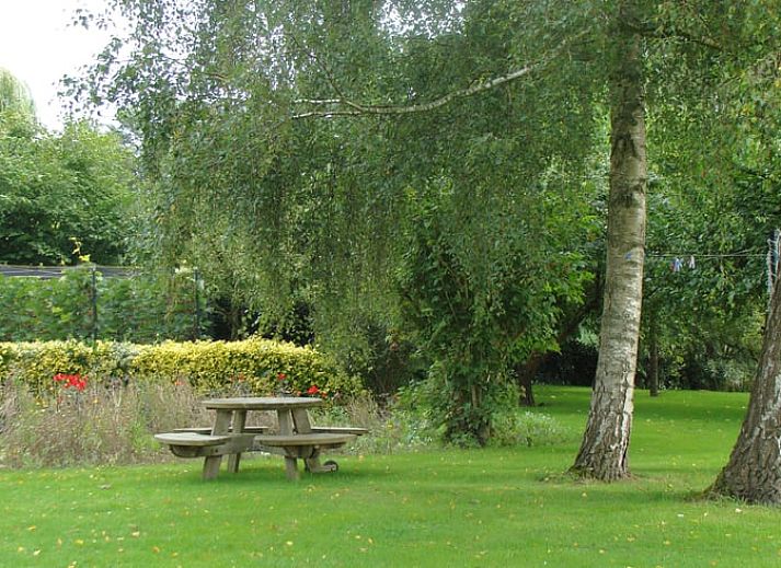 Ruhiger Fluss und natuerliche Schoenheit rund um das Ferienhaus in Oostburg, ein idyllischer Ort in Zeeuws-Vlaanderen, Zeeland.