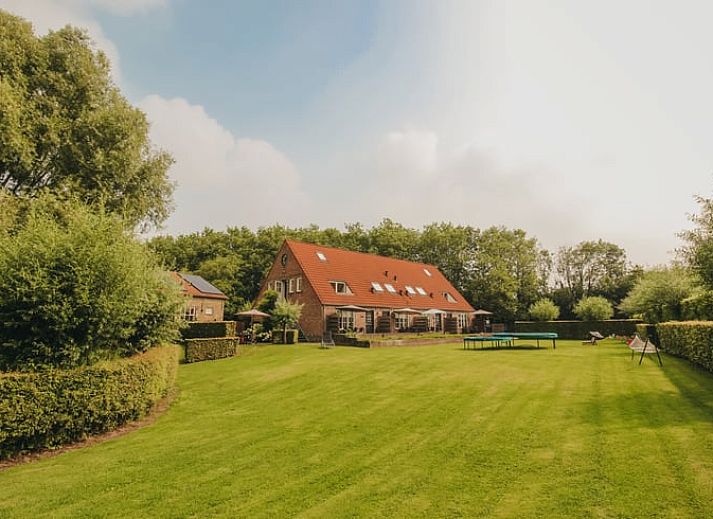 Dining area in Holiday Home in Retranchement, Zeeuws-Vlaanderen, with modern kitchen facilities.