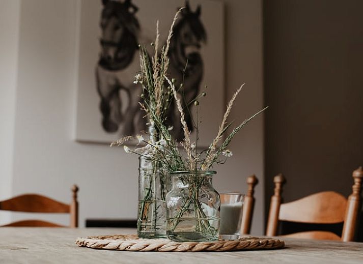 Gezellige slaapkamer met houten balken in Huisje in Retranchement, Zeeuws-Vlaanderen, Zeeland.