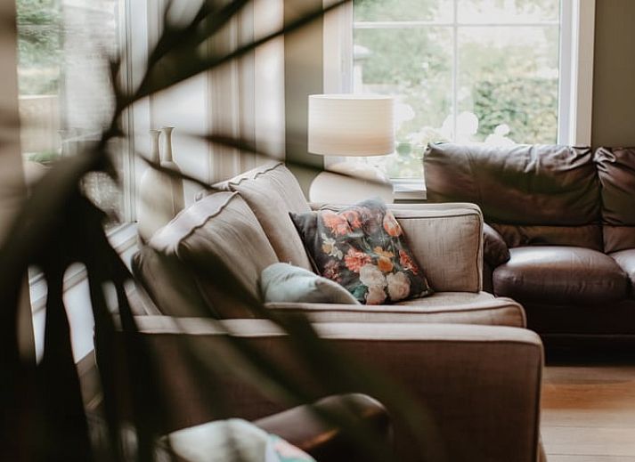 Gezellige slaapkamer met houten balken in Huisje in Retranchement, Zeeuws-Vlaanderen, Zeeland.