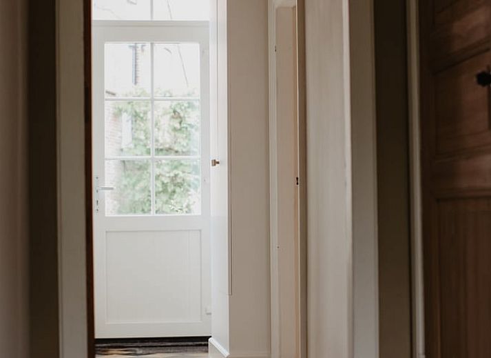 Gezellige slaapkamer met houten balken in Huisje in Retranchement, Zeeuws-Vlaanderen, Zeeland.