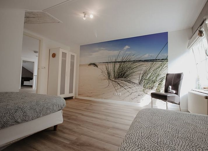 Gezellige slaapkamer met houten balken in Huisje in Retranchement, Zeeuws-Vlaanderen, Zeeland.