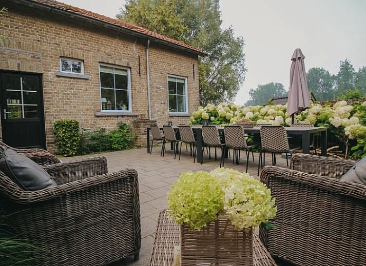 Gezellige slaapkamer met houten balken in Huisje in Retranchement, Zeeuws-Vlaanderen, Zeeland.