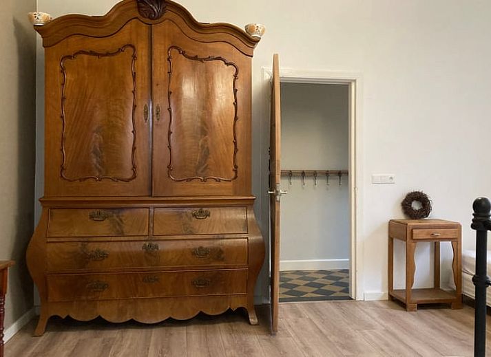 Ruim terras met zitgelegenheid bij Huisje in Retranchement, ideaal voor buiten dineren in Zeeland.