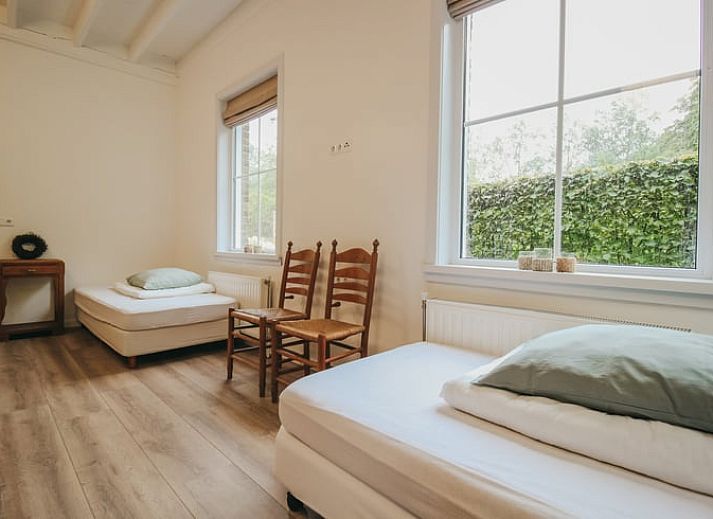 Ruim terras met zitgelegenheid bij Huisje in Retranchement, ideaal voor buiten dineren in Zeeland.