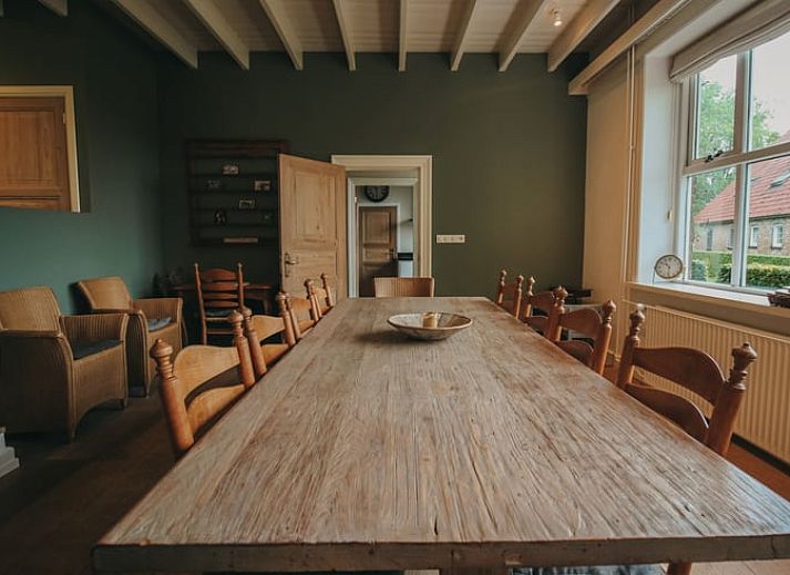 Ruim terras met zitgelegenheid bij Huisje in Retranchement, ideaal voor buiten dineren in Zeeland.