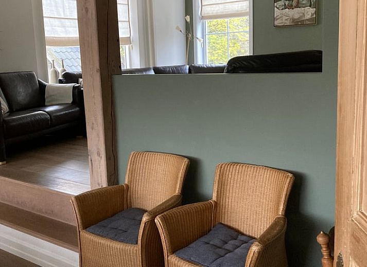 Ruim terras met zitgelegenheid bij Huisje in Retranchement, ideaal voor buiten dineren in Zeeland.