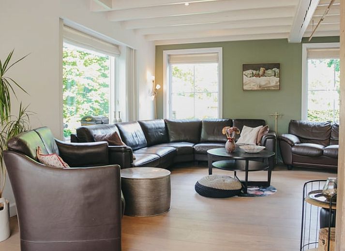 Stijlvolle keuken in vakantiehuis Huisje in Retranchement, Zeeuws-Vlaanderen, met moderne apparatuur.