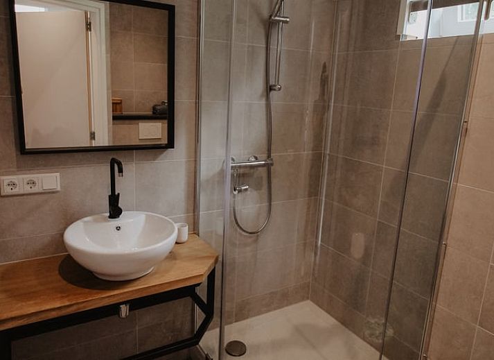 Stijlvolle keuken in vakantiehuis Huisje in Retranchement, Zeeuws-Vlaanderen, met moderne apparatuur.