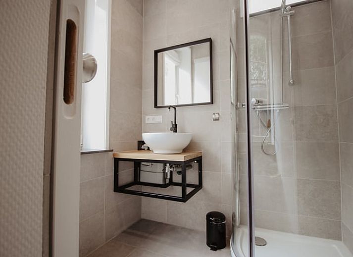 Stijlvolle keuken in vakantiehuis Huisje in Retranchement, Zeeuws-Vlaanderen, met moderne apparatuur.