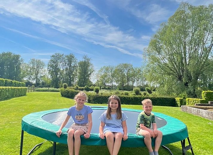 Lichte keuken met uitzicht in Huisje in Retranchement, perfect voor kookliefhebbers in Zeeland.