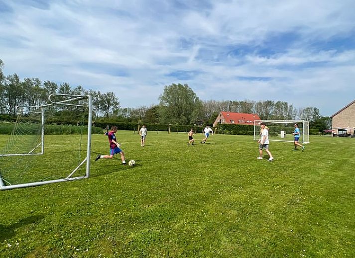 Lichte keuken met uitzicht in Huisje in Retranchement, perfect voor kookliefhebbers in Zeeland.