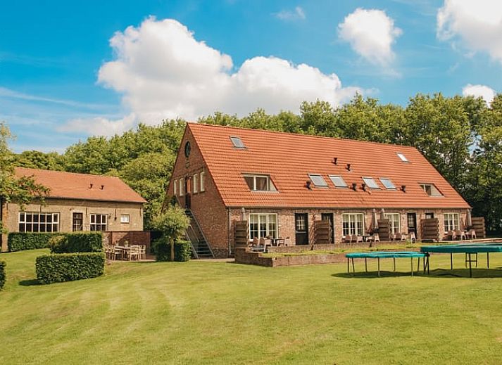 Lichte keuken met uitzicht in Huisje in Retranchement, perfect voor kookliefhebbers in Zeeland.