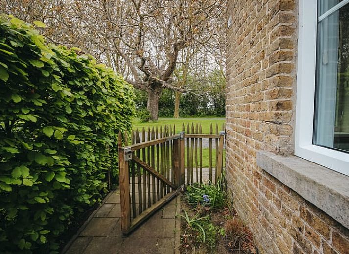 Sfeervolle eetkamer met decoratieve details in Huisje in Retranchement, Zeeuws-Vlaanderen.