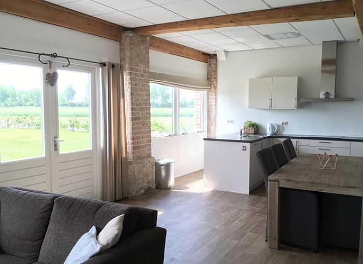 Groene tuin met ligstoelen bij Vakantiehuisje in Retranchement, Zeeuws-Vlaanderen, Zeeland.