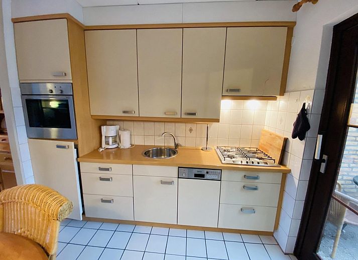 Rustikaler Garten bei VZ919 Ferienhaus in Retranchement mit viel Gruen in Zeeuws-Vlaanderen, Zeeland.