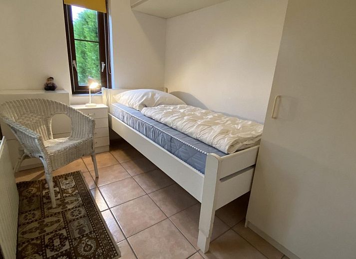 Rustikaler Garten bei VZ919 Ferienhaus in Retranchement mit viel Gruen in Zeeuws-Vlaanderen, Zeeland.