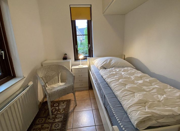 Rustikaler Garten bei VZ919 Ferienhaus in Retranchement mit viel Gruen in Zeeuws-Vlaanderen, Zeeland.