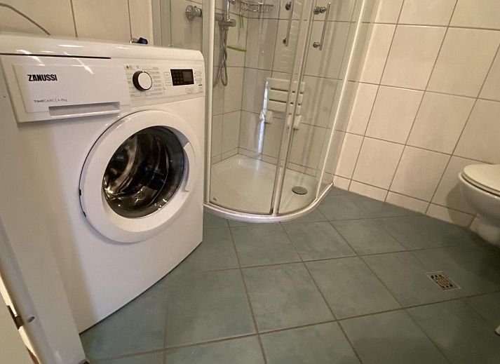 Rustikaler Garten bei VZ919 Ferienhaus in Retranchement mit viel Gruen in Zeeuws-Vlaanderen, Zeeland.