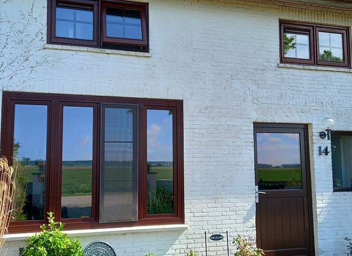 Gezellige voorgevel van Vakantiehuisje in IJzendijke, Zeeuws-Vlaanderen, Zeeland.