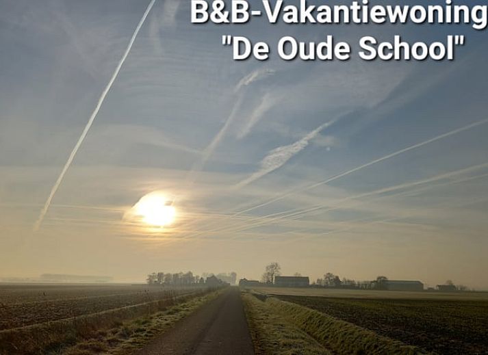 Ingang van Vakantiehuisje in IJzendijke, Zeeuws-Vlaanderen met uitzicht op de velden.