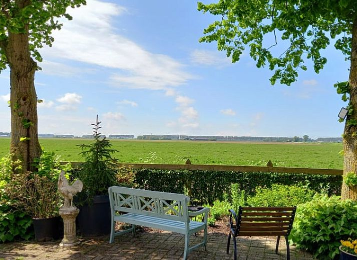 Ingang van Vakantiehuisje in IJzendijke, Zeeuws-Vlaanderen met uitzicht op de velden.