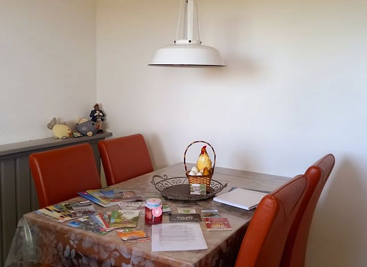 Sneeuw bedekt Vakantiehuisje in IJzendijke, Zeeuws-Vlaanderen in winterse sfeer.