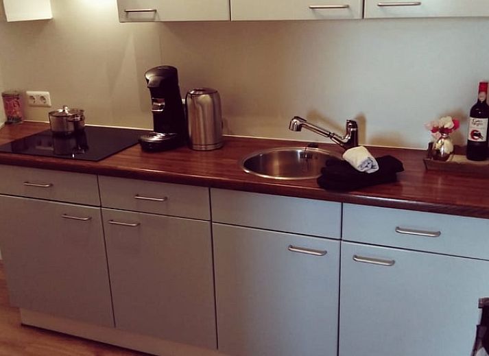 Sneeuw bedekt Vakantiehuisje in IJzendijke, Zeeuws-Vlaanderen in winterse sfeer.