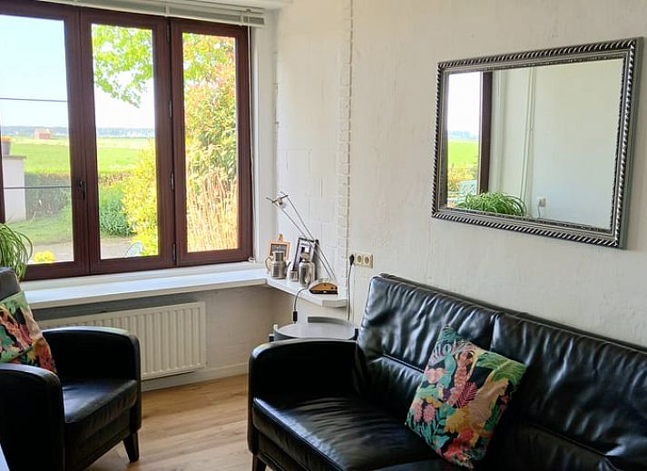 Sneeuw bedekt Vakantiehuisje in IJzendijke, Zeeuws-Vlaanderen in winterse sfeer.