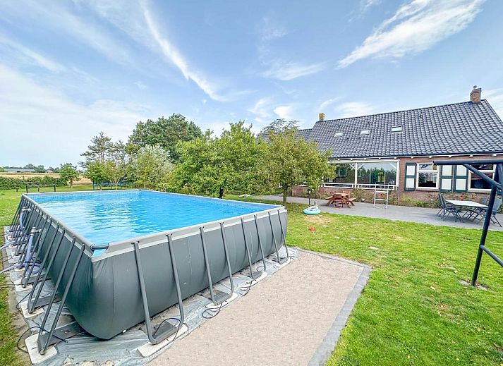 Bronzigt vakantiehuis in Terneuzen, Zeeuws-Vlaanderen met groene tuin en charmante gevel.