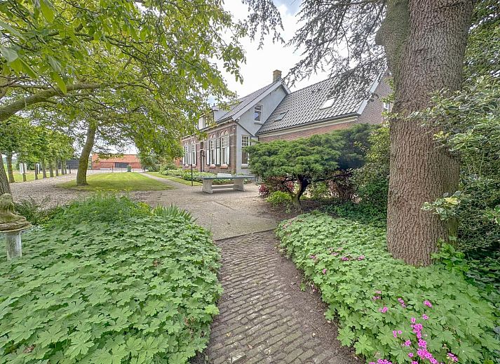 Bronzigt vakantiehuis in Terneuzen, Zeeuws-Vlaanderen met groene tuin en charmante gevel.