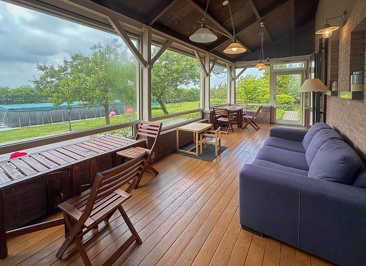 Bronzigt vakantiehuis in Terneuzen, Zeeuws-Vlaanderen met groene tuin en charmante gevel.